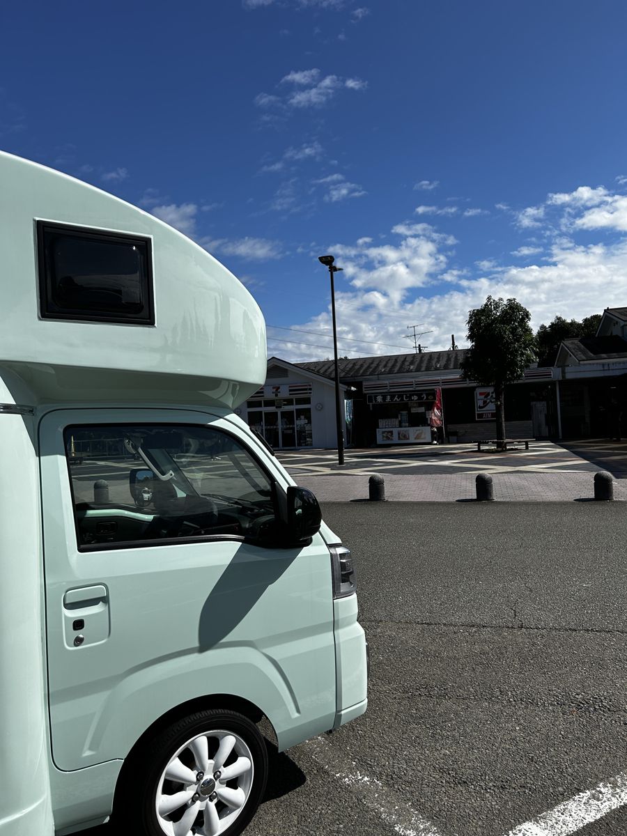 駐車場に止めた軽キャン。運転席の上に居住スペースが張り出している